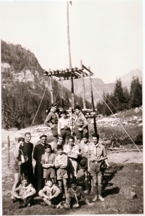 1953 RipTV7°-Campo della stella polare- Roccapietore-1°campo del TV7- CR-GinoPiazza-AE don Zanatta-dUgo in visita.jpg