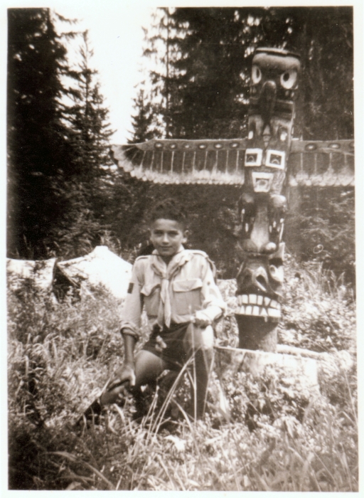 1954 Rip TV7° Campo della buona traccia - in posa davanti al totem.jpg