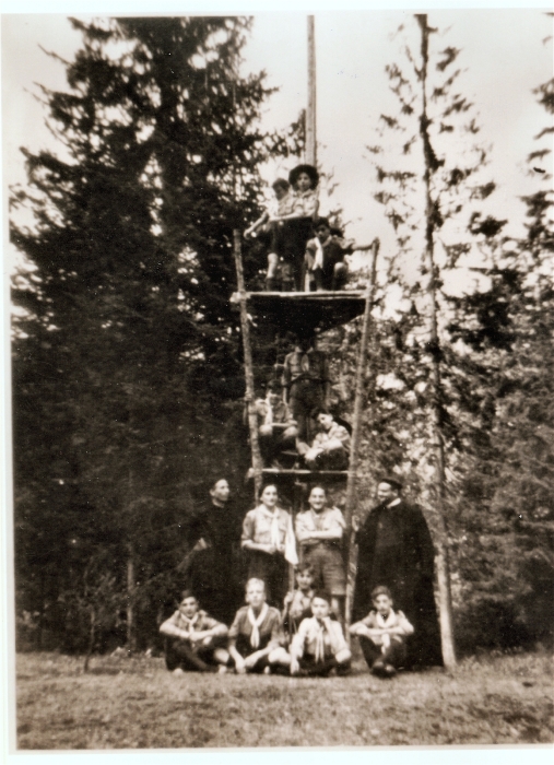 1954 Rip TV7° Campo della buona traccia - in posa davanti alla torretta alzabandiera,da dx d.Ugo de Lucchi-Gino e Checco Piazza.jpg