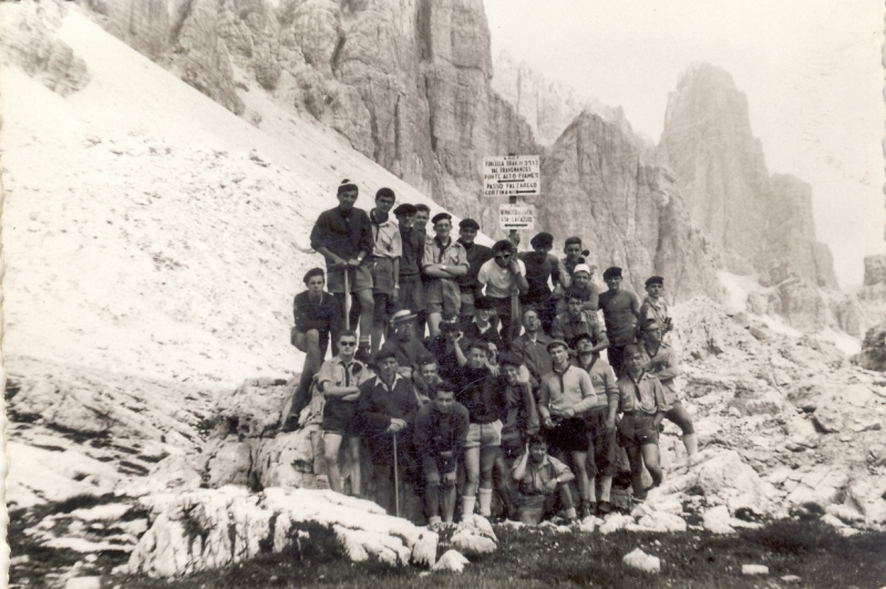 1961 Clan NSdStrada TV1°- CampoMobile Fiames-Travenanzes-Valparola PizBoè-Fedaia-Pordoi-Caprile; foto-di-gruppo a forcella Travenanzes.jpg