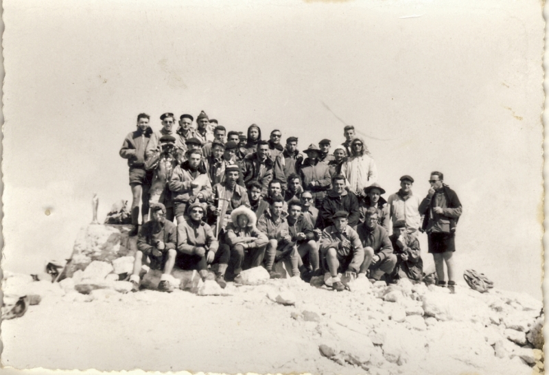 1961 Clan NSdStrada TV1°- CampoMobile Fiames-Travenanzes-Valparola PizBoè-Fedaia-Pordoi-Caprile; foto-di-gruppo.jpg