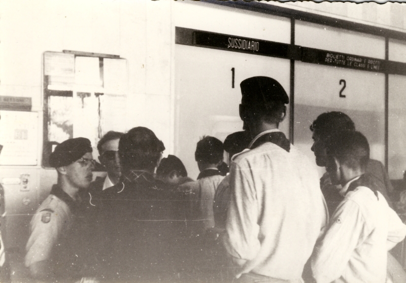 1961 Clan NSdStrada TV1°- CampoMobile Fiames-Travenanzes-Valparola PizBoè-Fedaia-Pordoi-Caprile; in stazione.jpg