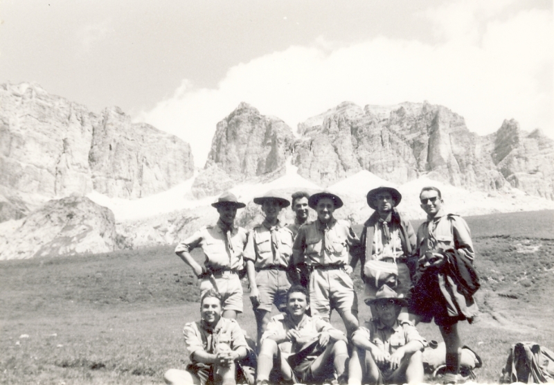 1961 Clan NSdStrada TV1°- CampoMobile Fiames-Travenanzes-Valparola PizBoè-Fedaia-Pordoi-Caprile;foto di gruppo al passo Pordoi.jpg