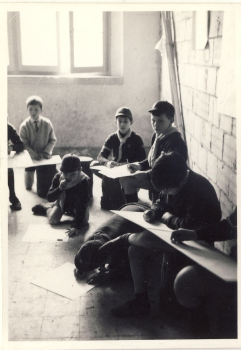 1964 BrPistaFelice -attivita in tana .jpg