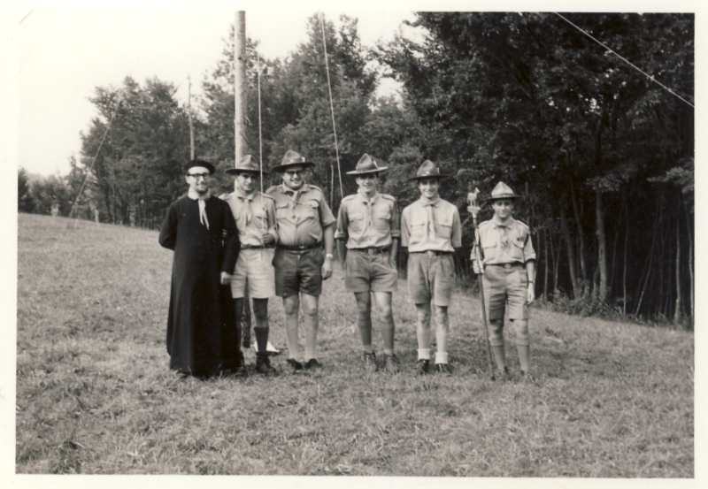 1964 Campo scuola Lupetti - Cornuda- la staff capi;2°da sx MarioFavaretto;4°RenatoGuerra;6°PaoloTacchi.jpg