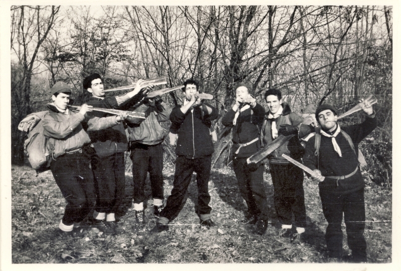 1964 GruppoTV2°-Clan LaQuercia - EserciziSpirituali - Monselice; mometo di svago col ghiaccio.jpg