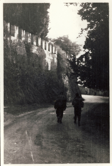 1964 GruppoTV2°-Clan LaQuercia - EserciziSpirituali - Monselice;arrivo al castello.jpg