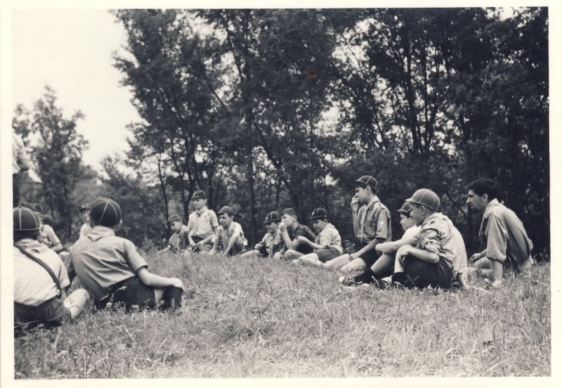 1964VdBpistaFelice-FioreRosso_in-cerchio-si ascolta-Akela.jpg