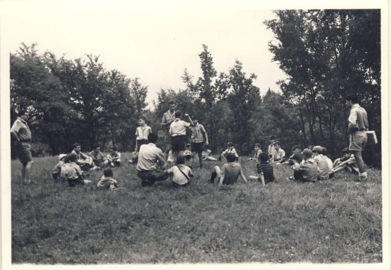 1964VdBpistaFelice-FioreRosso_in-cerchio-si gioca con Akela.jpg