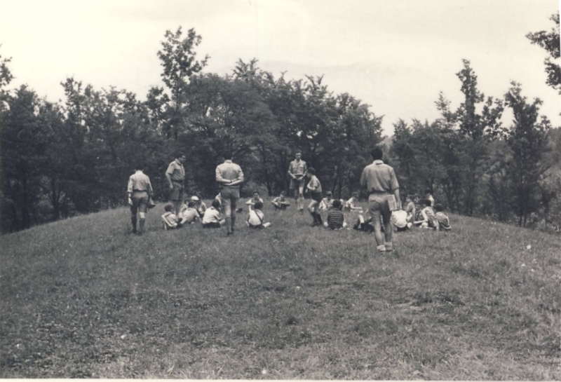 1964VdBpistaFelice-FioreRosso_in-cerchio-si gioca con Akela_2.jpg