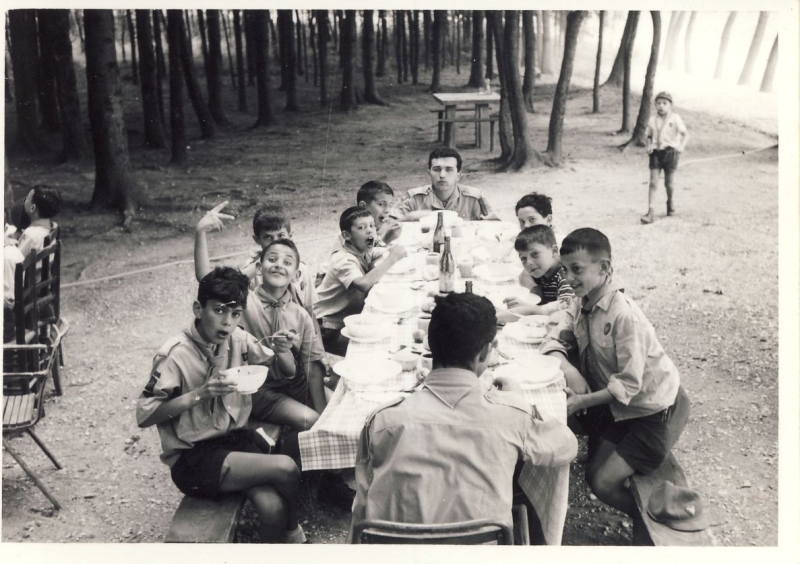 1964VdBpistaFelice-FioreRosso_lupetti tavola con Akela - Renato Guerra.jpg