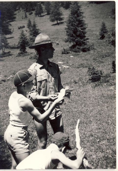 1965 Gruppo TV2° VDB Selva Di Cadore - Akela (Bruno Benvenuti) controlla i lupetti in gioco.jpg