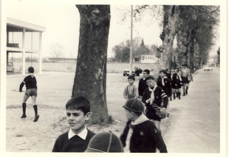 1966 BrPistaFelice - Attività in villa Felissent -in marcia verso villa.jpg