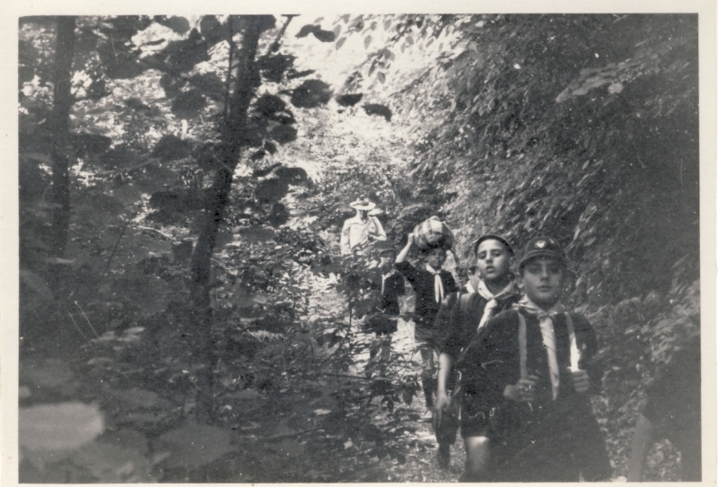 1966 GruppoTV2°-BrPistaFelice_Uscita ad Asolo_in marcia nel bosco.jpg