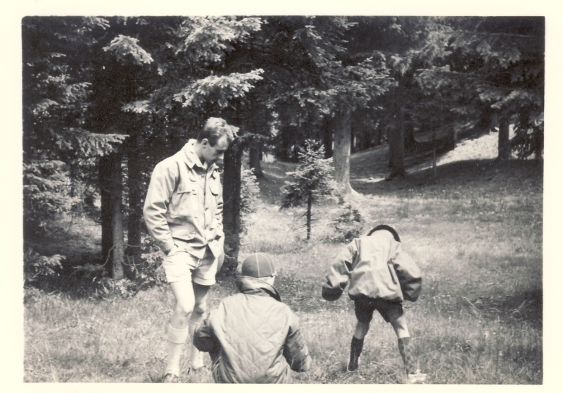 1966 BrPistaFelice-FioreRosso_VDB Arabba_Akela (BrunoBenvenuti) osserva una fase del gioco.jpg