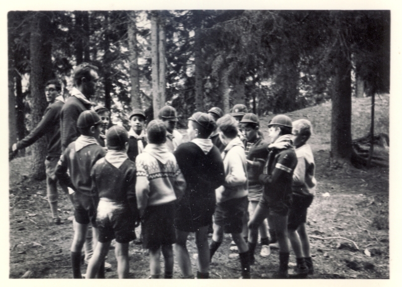 1966 BrPistaFelice-FioreRosso_VDB Arabba_Akela (BrunoBenvenuti) spiega le regole del gioco.jpg