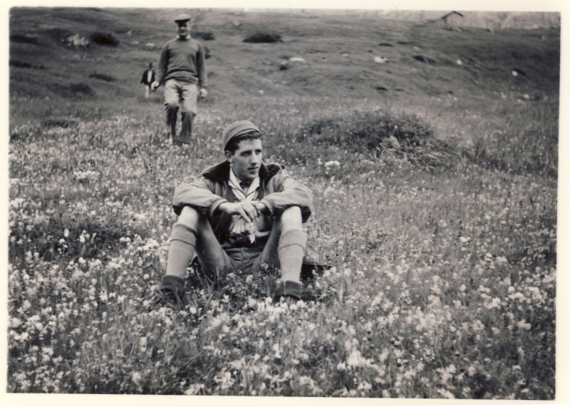 1966 BrPistaFelice-FioreRosso_VDB Arabba_Chil (Mauro Longhi) in contemplazione e Don Corrado Ghedin.jpg