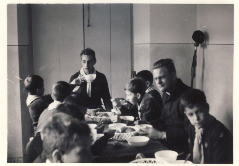 1966 BrPistaFelice-FioreRosso_VDB Arabba_Colazione del mattino con Akela (Bruno Benvenuti) e Baloo (don Corrado Ghedin).jpg