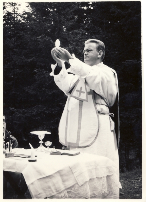 1966 BrPistaFelice-FioreRosso_VDB Arabba_Don Corrado Ghedin celebra la sMessa.jpg