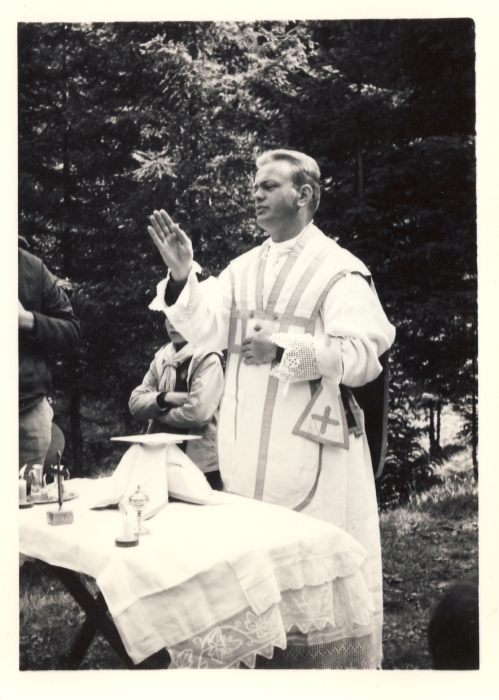 1966 BrPistaFelice-FioreRosso_VDB Arabba_Don Corrado Ghedin celebra la sMessa_1.jpg