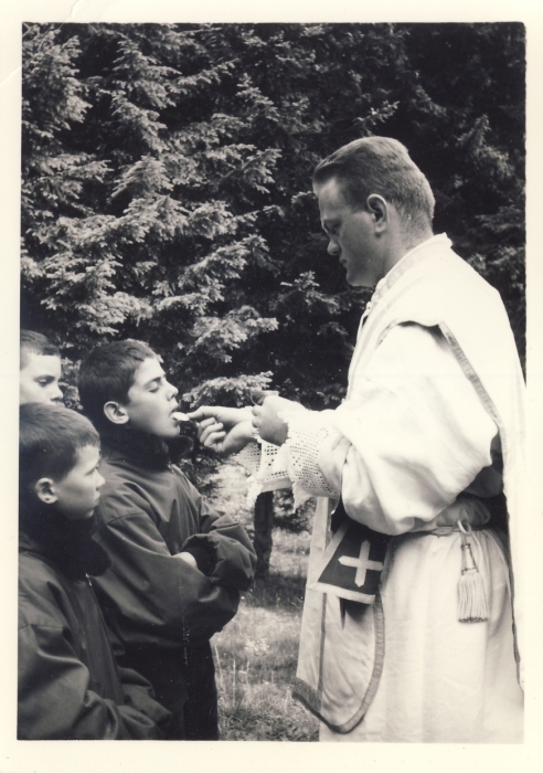 1966 BrPistaFelice-FioreRosso_VDB Arabba_Don Corrado Ghedin celebra la sMessa_2.jpg