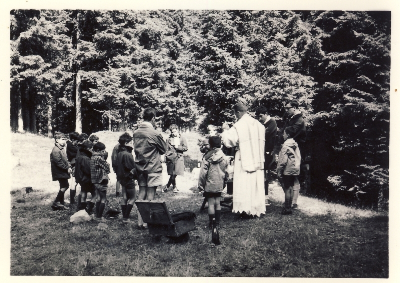 1966 BrPistaFelice-FioreRosso_VDB Arabba_Don Corrado Ghedin celebra la sMessa_3.jpg