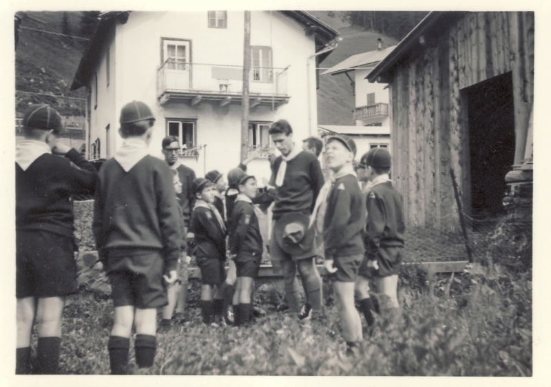 1966 BrPistaFelice-FioreRosso_VDB Arabba_VVLL dopo l'alzabandiera da sx Momola e Oscar Sartore.jpg