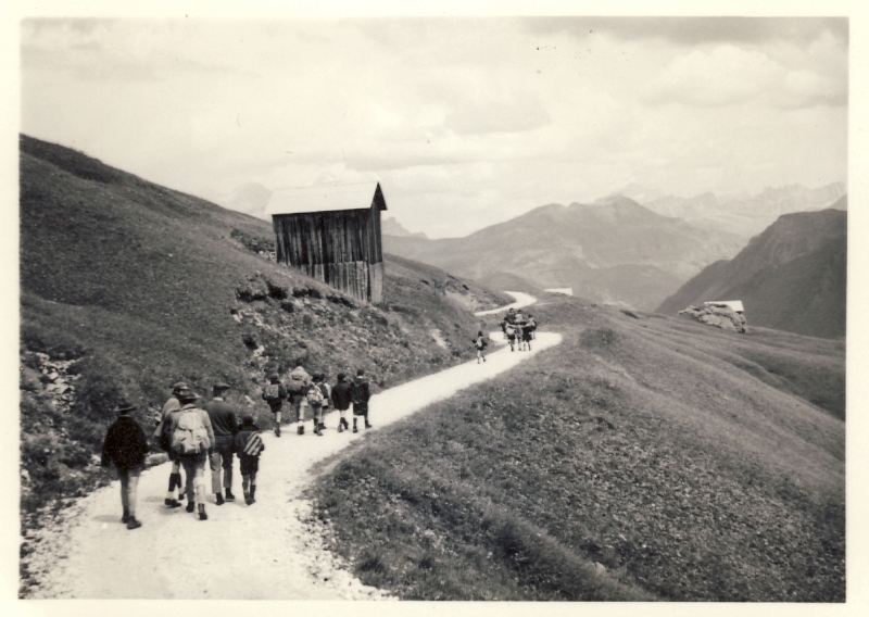 1966 BrPistaFelice-FioreRosso_VDB Arabba_uscita al Pordoi_in marcia verso il passo.jpg