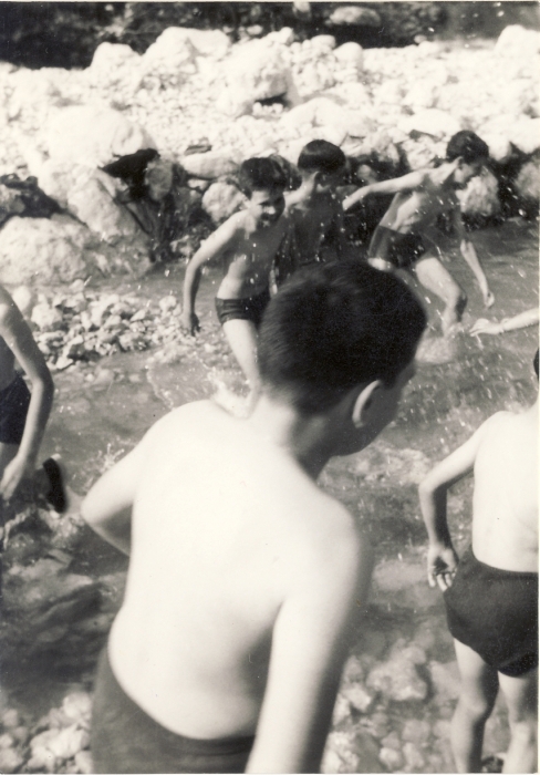 1967 VdBpistaFelice-FioreRosso_Schievenin_al bagno sul torrente.jpg