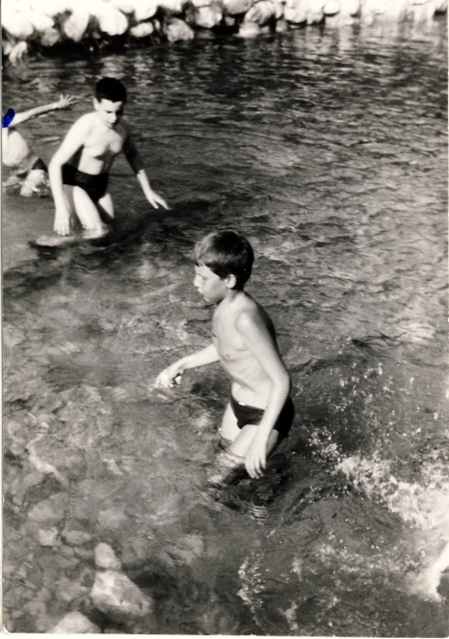 1967 VdBpistaFelice-FioreRosso_Schievenin_al bagno sul torrente_1.jpg