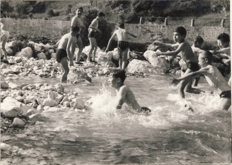 1967 VdBpistaFelice-FioreRosso_Schievenin_al bagno sul torrente_2.jpg