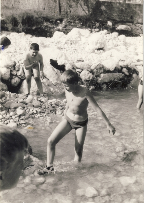 1967 VdBpistaFelice-FioreRosso_Schievenin_al bagno sul torrente_3.jpg