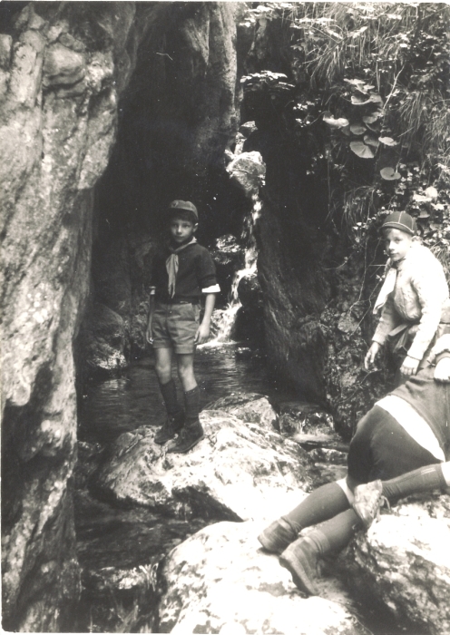 1967 VdBpistaFelice-FioreRosso_Schievenin_in uscita sul torrente_1.jpg