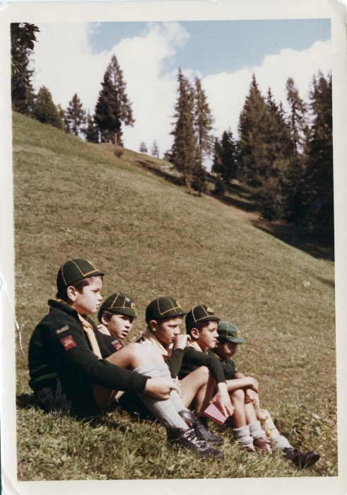 1968 VdB PistaFelice-FioreRosso-StellaPolare_Caviola_lupetti in osservazione.jpg