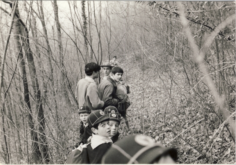 1968 BranchiPistaFelice-FioreRosso_uscita a Cornuda_in marcia nel bosco.jpg