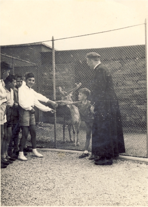 1956 - don Ugo de Lucchi con i bambini e il bamby.jpg