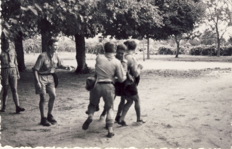 1960 rover  di TV in francia_al campo con gli eclaireuses de france_1.jpg
