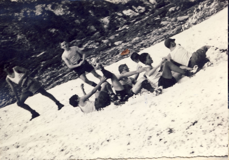 1960 roccapietore- campo dell'orsa minore-rip SMDRovere giochi sul nevaio.jpg