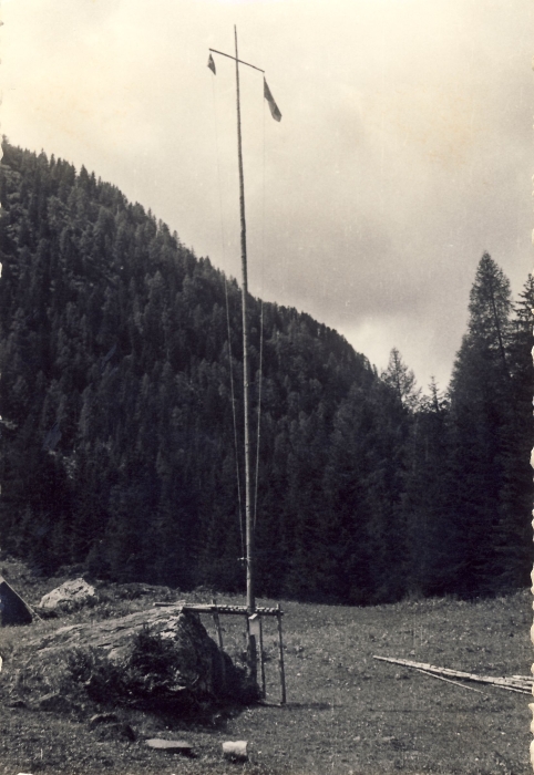 1960 roccapietore- campo dell'orsa minore-rip SMDRovere l'alzabandiera.jpg