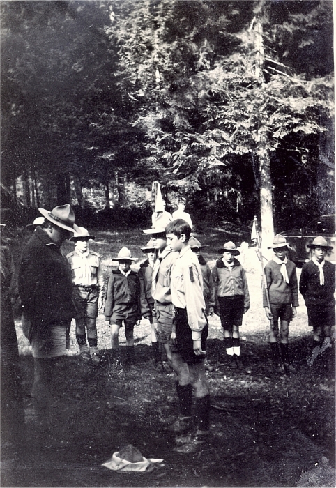 1964 rip MDRovere - campo della valle solitaria - lorenzago - sq Castoro- Flavio Commisso fa la promessa davanti a Checco.jpg