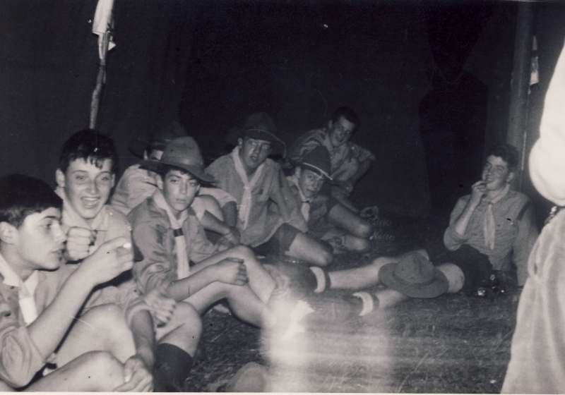 1964 Lorenzago- campo valle solitaria-giochi in tenda soggiorno.jpg