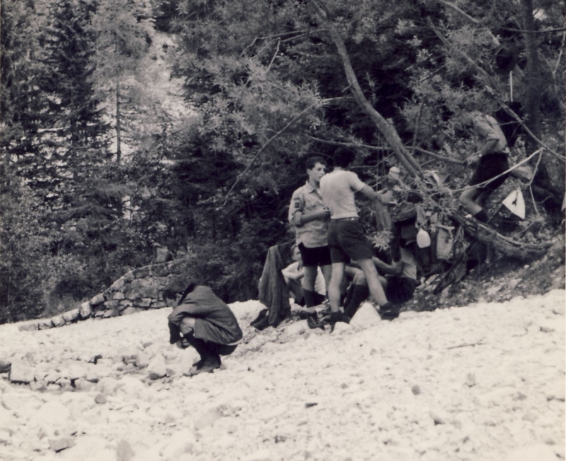 1964 Lorenzago- campo valle solitaria-grande gioco presso il torrente.jpg
