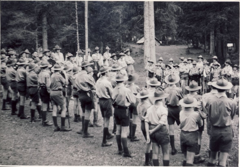 1964 Lorenzago- campo valle solitaria-saluto del vescovo al quadrato dei riparti.jpg
