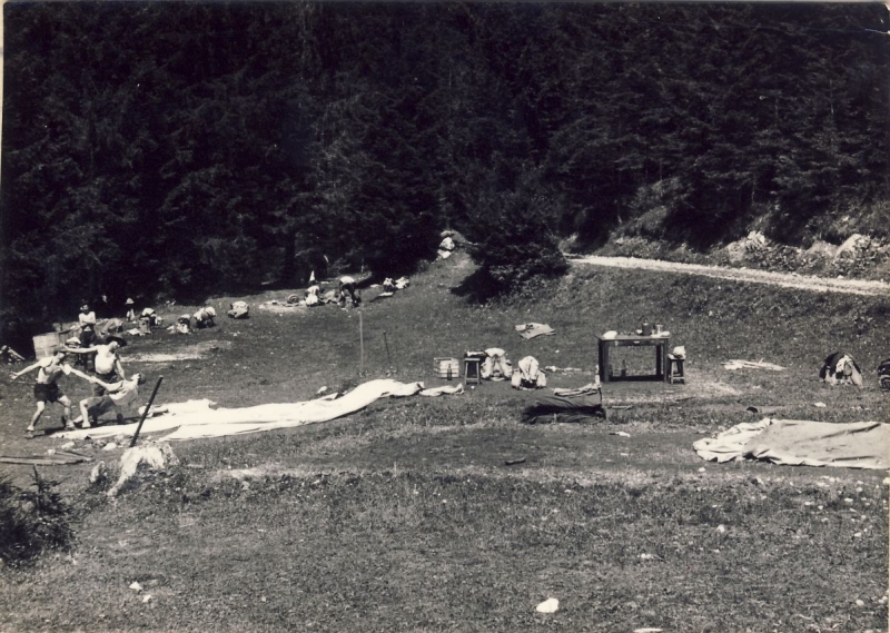 1964 Lorenzago- campo valle solitaria-smontaggio del campo.jpg