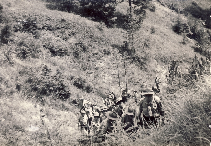 1964 Lorenzago- campo valle solitaria-sul passo mauria uscita di rip verso forni x BA bimbi vajont_2.jpg