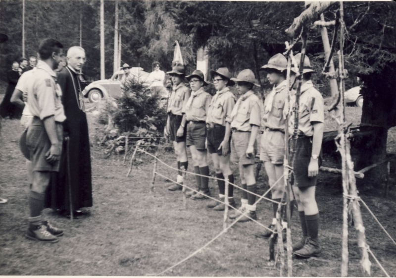 1964 Lorenzago- campo valle solitaria-visita del vescovo ai gheppi.jpg