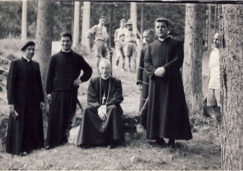 1964 Lorenzago- campo valle solitaria-visita del vescovo.jpg