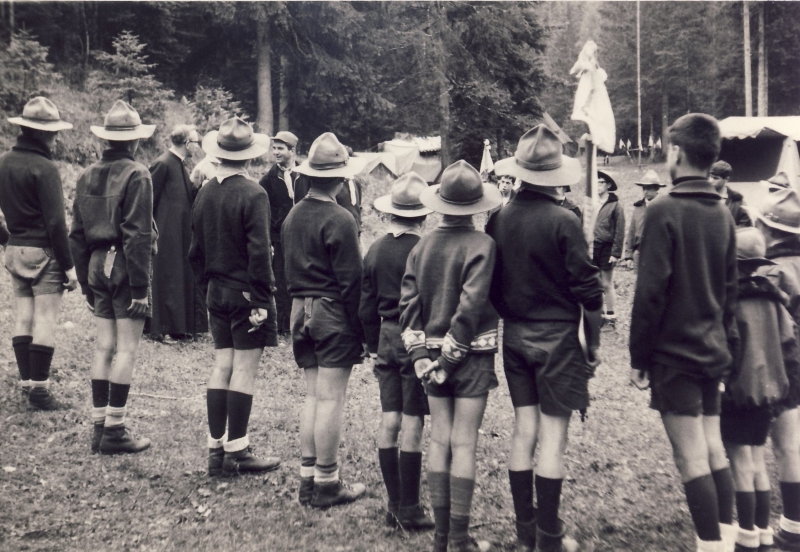 1964 Lorenzago- campo valle solitaria-visita don cesare.jpg