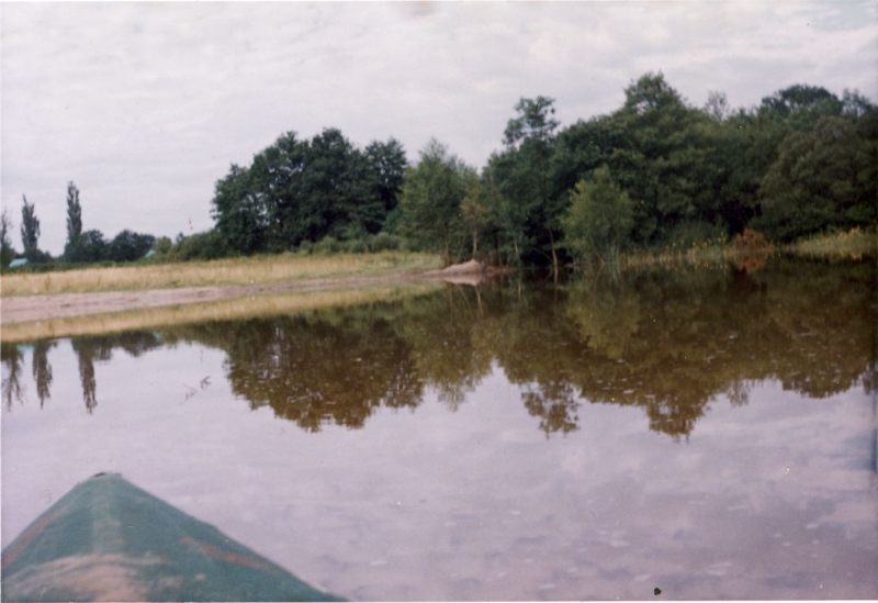 1965_francia_c lunghi tramonti -rip sPioX -in canoa al laghetto.jpg