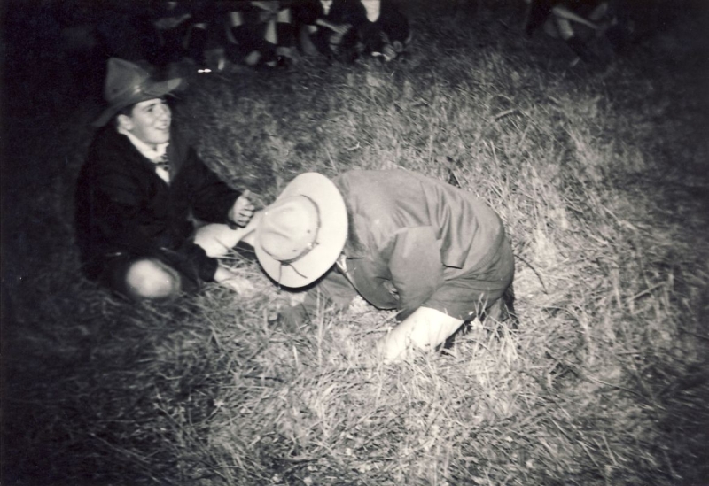 1965_francia_c lunghi tramonti -rip sPioX -scenetta al fuoco di bivacco.jpg